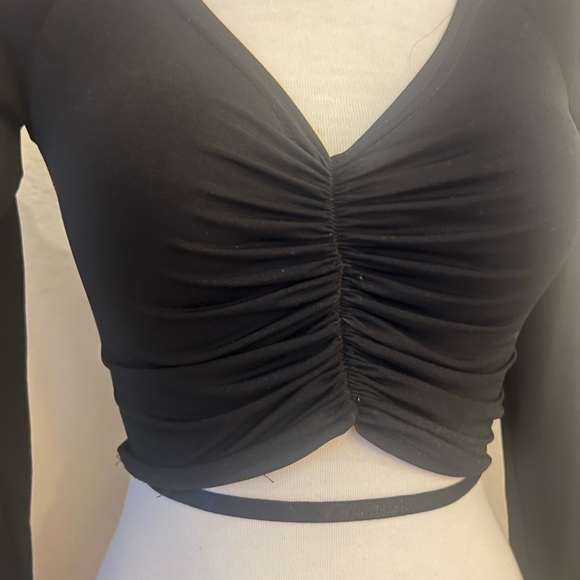 Pretty Little Thing V Neck Long Sleeve Crop Top - Picture 2 of 3